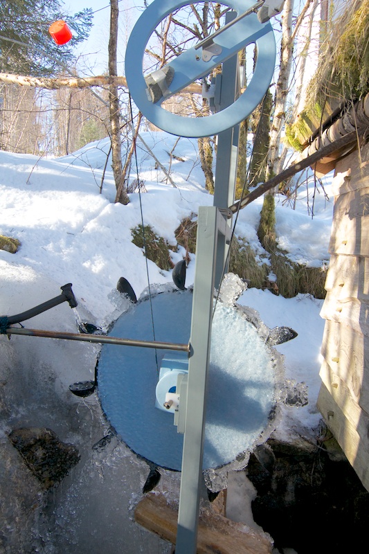 I constructed a new water wheel using Ause (ladels) for the Skovle. For the first while it was frozen solid.